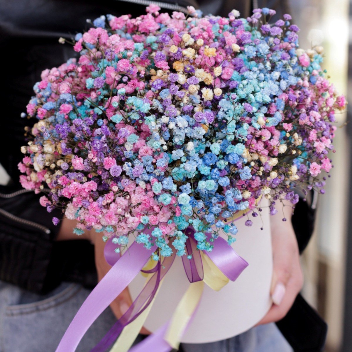 korobka s raduzhnoj gipsofiloj